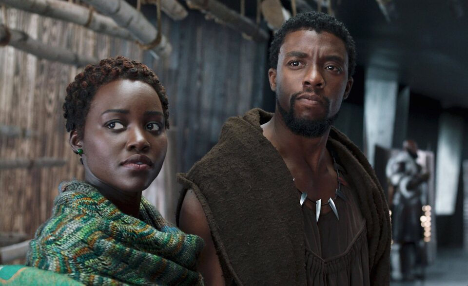 Lupita Nyong'o y Chadwick Boseman en 'Black Panther'