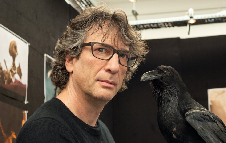 Neil Gaiman en 2022 durante el rodaje de 'Sandman'