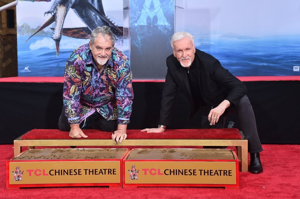 Jon Landau y James Cameron en la ceremonia de huellas del Teatro Chino de Hollywood en honor a 'Avatar: El sentido del agua'