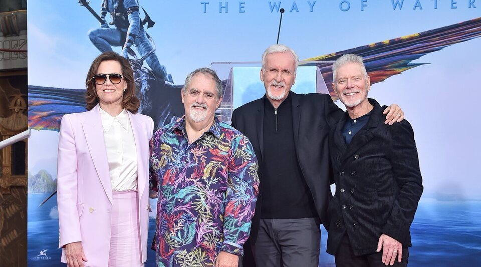 Sigourney Weaver, Jon Landau, James Cameron y Stephen Lang en un actor por 'Avatar: El sentido del agua'