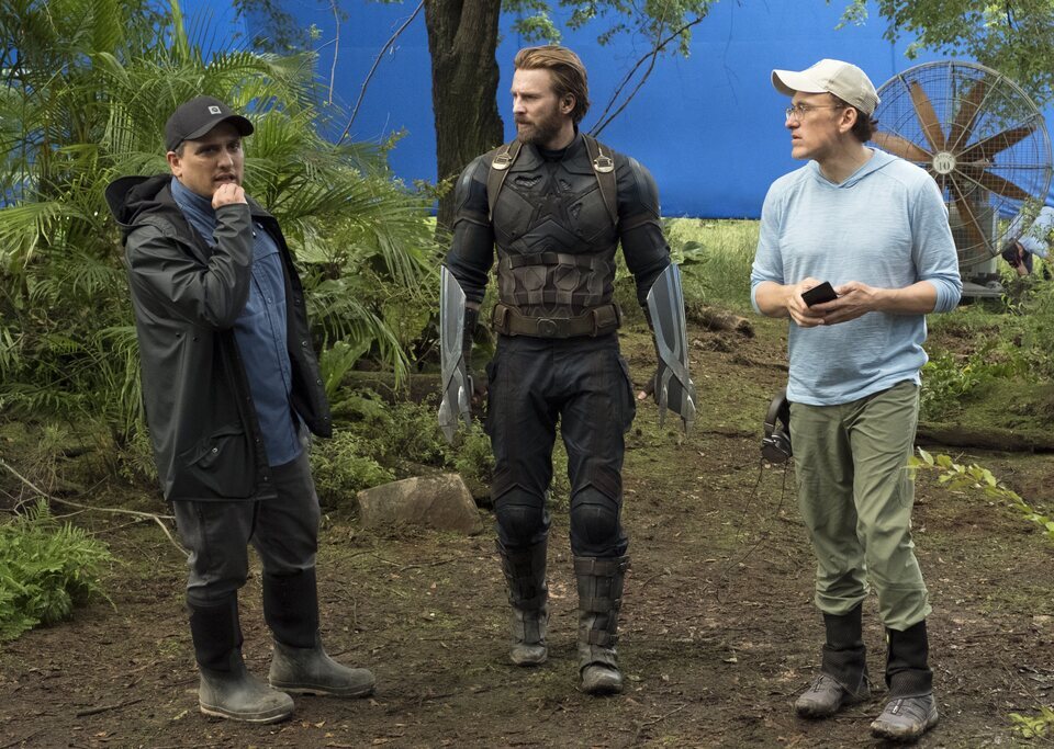 Joe y Anthony Russo con Chris Evans en el rodaje de 'Vengadores: Infinity War'