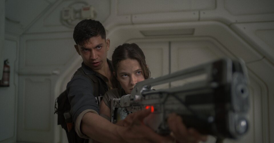 Cailee Spaeny junto a Archie Renaux en 'Alien: Romulus'