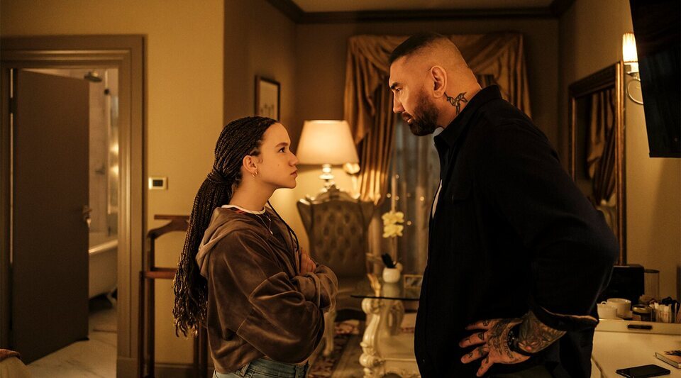 Dave Bautista y Chloe Coleman en 'Juego de espías: La ciudad eterna'