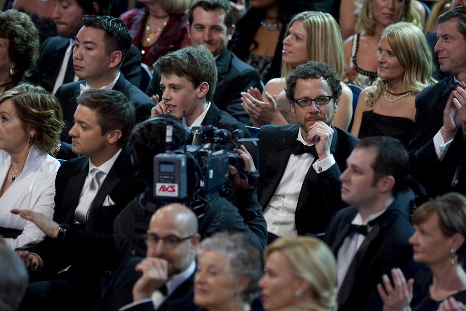 Jeremy Renner y Ethan Coen en la gala de los Oscar