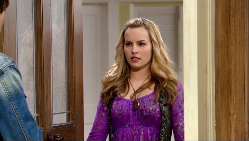 Bridgit Mendler en ¡Buena suerte, Charlie!