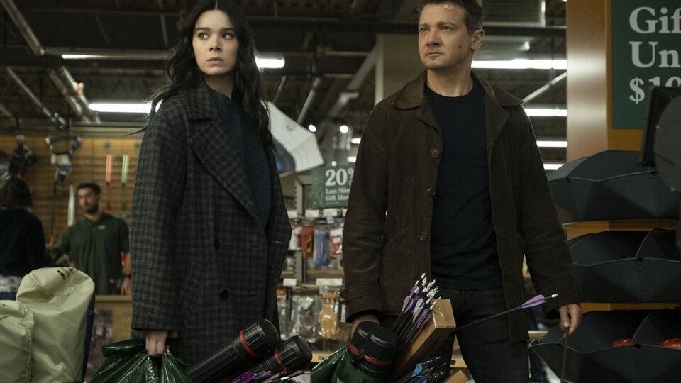 Hailee Steinfeld y Jeremy Renner en 'Ojo de Halcón'