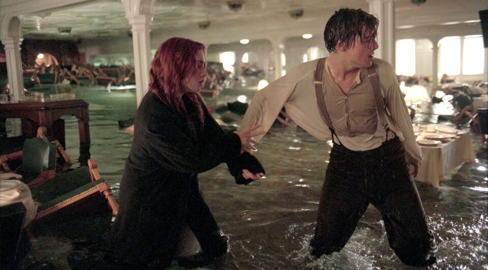 Kate Winslet y Leonardo DiCaprio en pleno clímax dramático de 'Titanic'