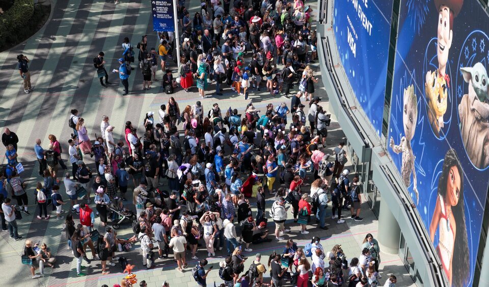 La multitud esperando la apertura de puertas