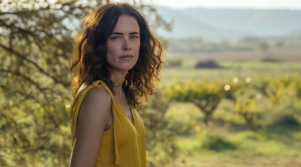 Patricia López Arnaiz bajo el sol de Horta en 'Los destellos', de Pilar Palomero