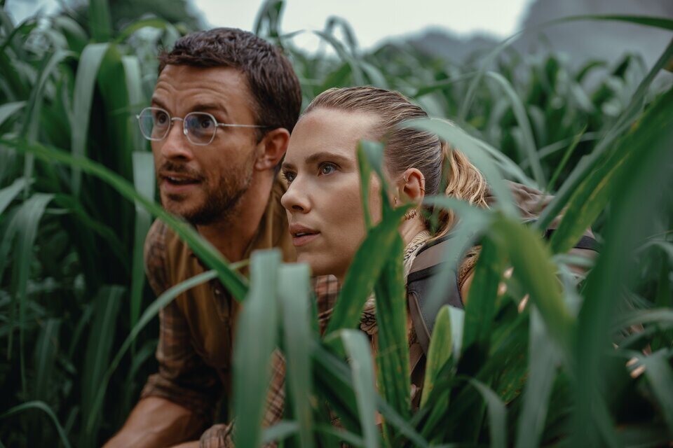 Jonathan Bailey y Scarlett Johansson en 'Jurassic World: Rebirth'