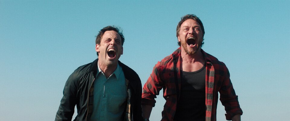 Scoot McNairy y James McAvoy en 'No hables con extraños'