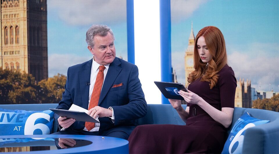 Hugh Bonneville y Karen Gillan en 'Douglas is Cancelled'