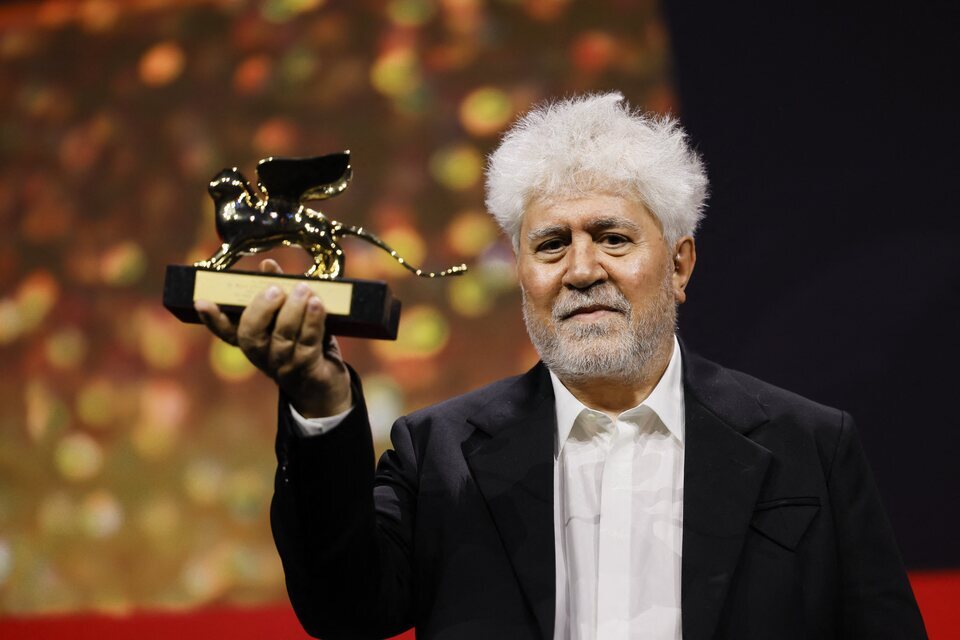 Pedro Almodóvar con su León de Oro en Venecia (2024)