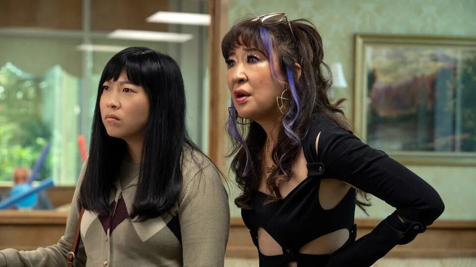 Sandra Oh y Awkwafina en 'La reina de los concursos'