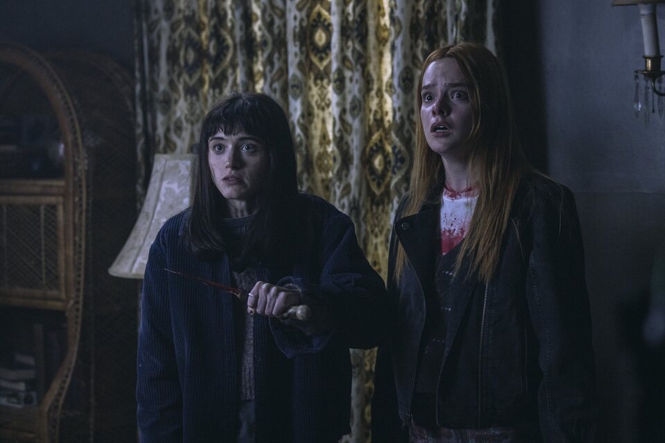 Natalia Dyer y Laurel Marsden en 'Juega o muere'