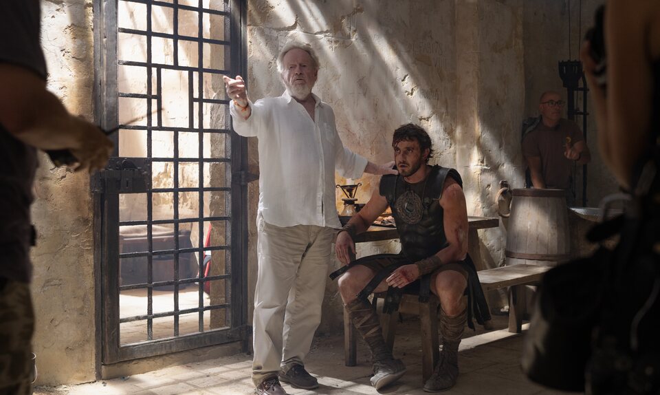 Ridley Scott y Paul Mescal en el rodaje de 'Gladiator II'