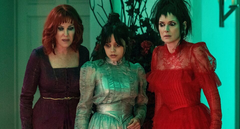 Catherine O'Hara, Jenna Ortega y Winona Ryder en 'Bitelchús Bitelchús'