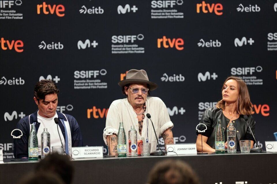 Riccardo Scamarcio, Johnny Depp y Antonia Desalt promocionando 'Modi'