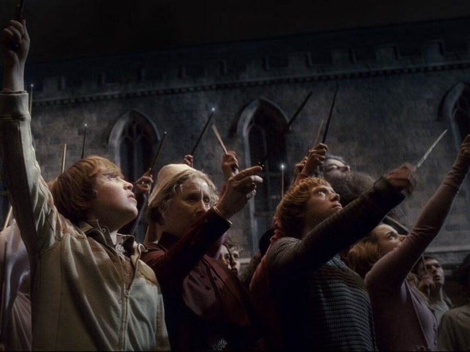 Los magos alzando las varitas en 'Harry Potter' 