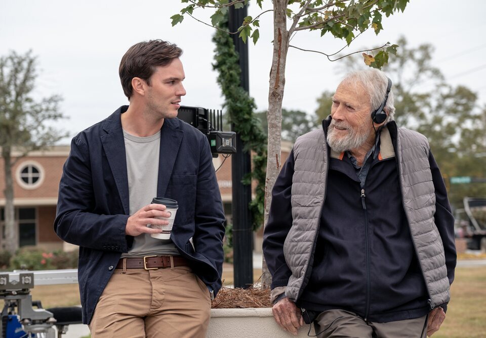 Nicholas Hoult y Clint Eastwood en el rodaje de 'Jurado Nº2'