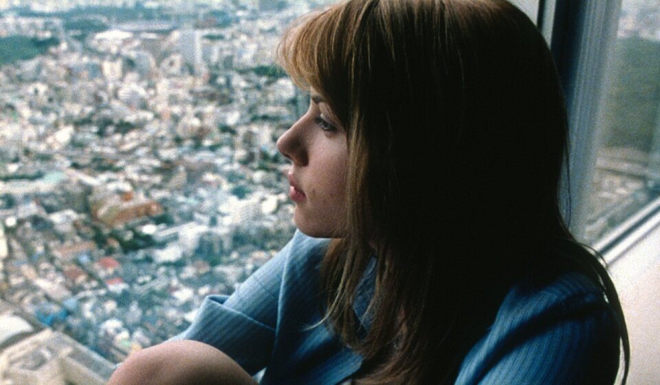 Una jovencísima Scarlett Johansson, con apenas dieciocho años, contempla la ciudad de Tokio en 'Lost in Translation'