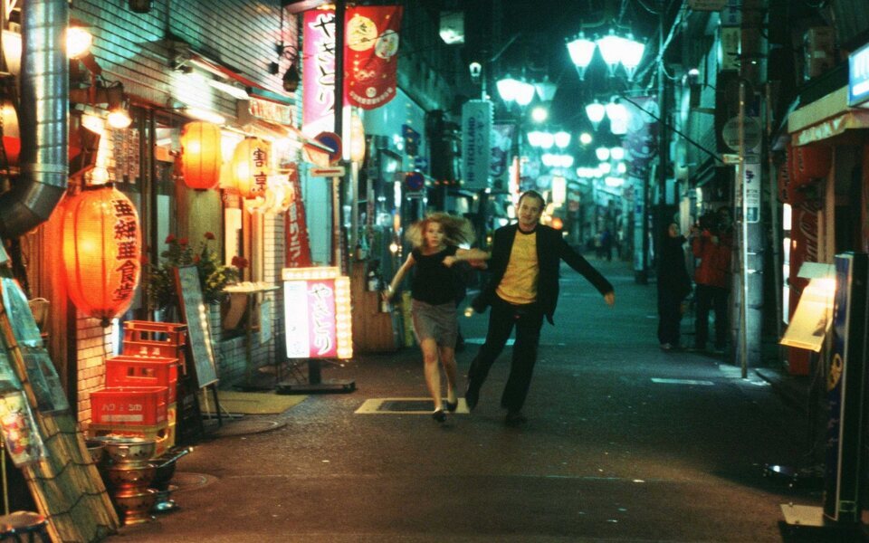 Bob (Bill Murray) y Charlotte (Scarlett Johansson) corren por las callejuelas de Tokio