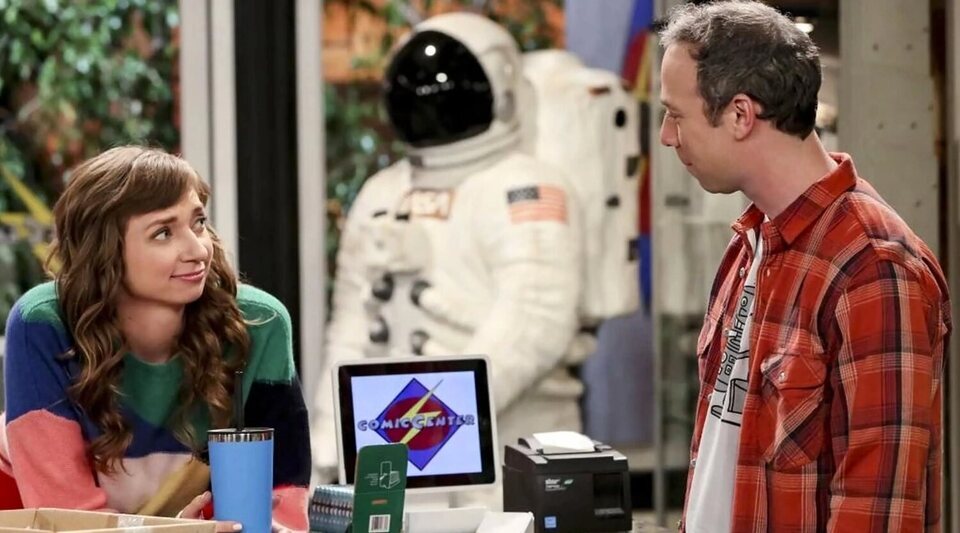 Lauren Lapkus y Kevin Sussman en 'The Big Bang Theory'