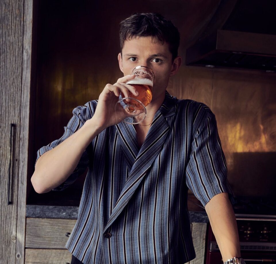 Tom Holland probando su cerveza