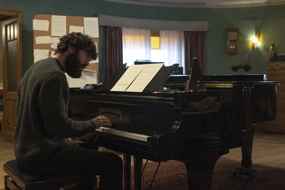 Álex (Javier Rey) buscando la inspiración en 'La última noche en Tremor'