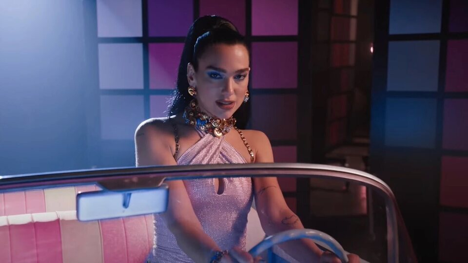 Dua Lipa en el videoclip de 'Dance the Night' para 'Barbie'