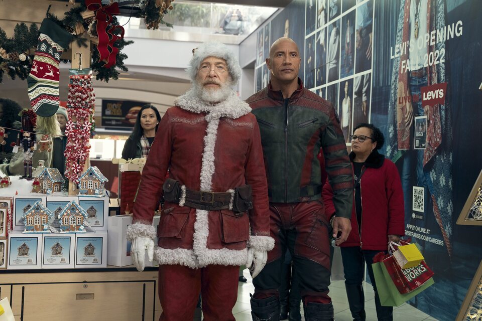 J. K. Simmons y Dwayne Johnson en 'Red One'