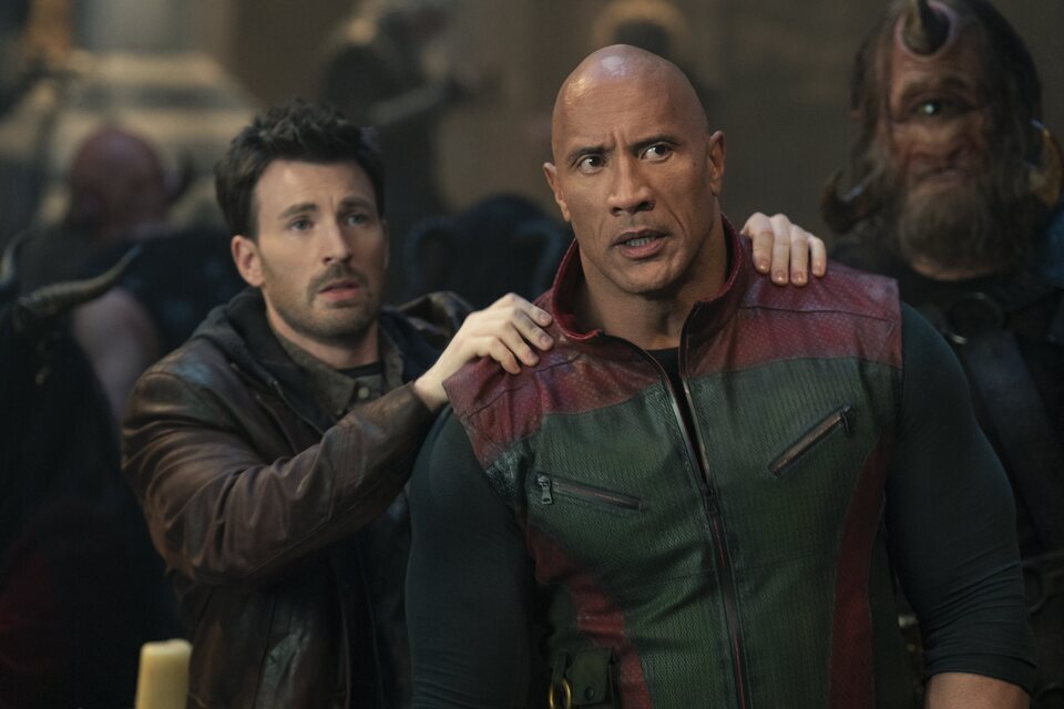 Chris Evans y Dwayne Johnson en 'Red One'