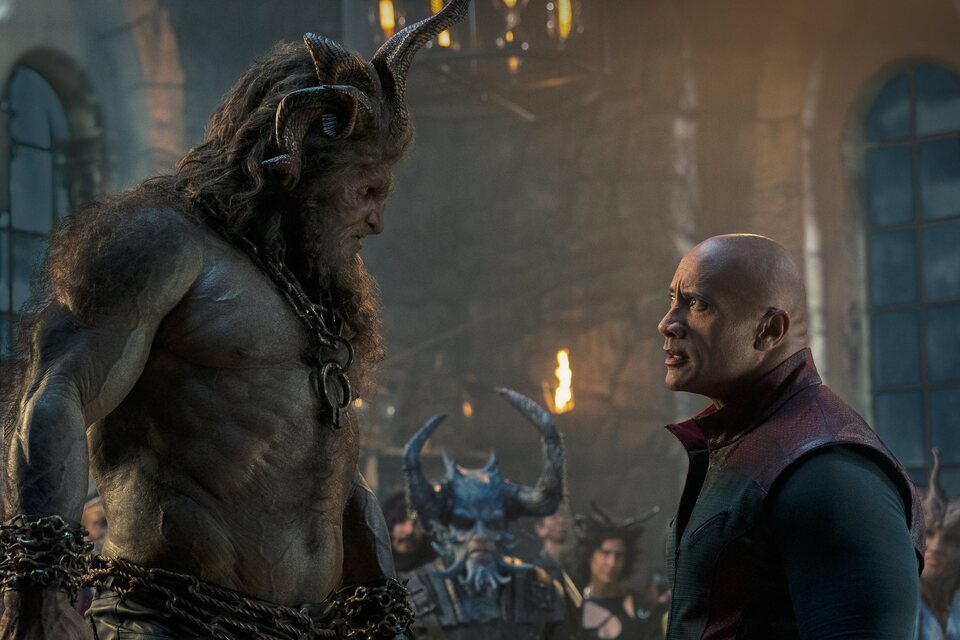 Kristofer Hivju como Krampus y Dwayne Johnson en 'Red One'