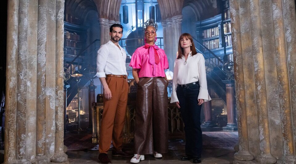 Bonnie Wright junto a los jueces Carla Hall y Jozef Youssef