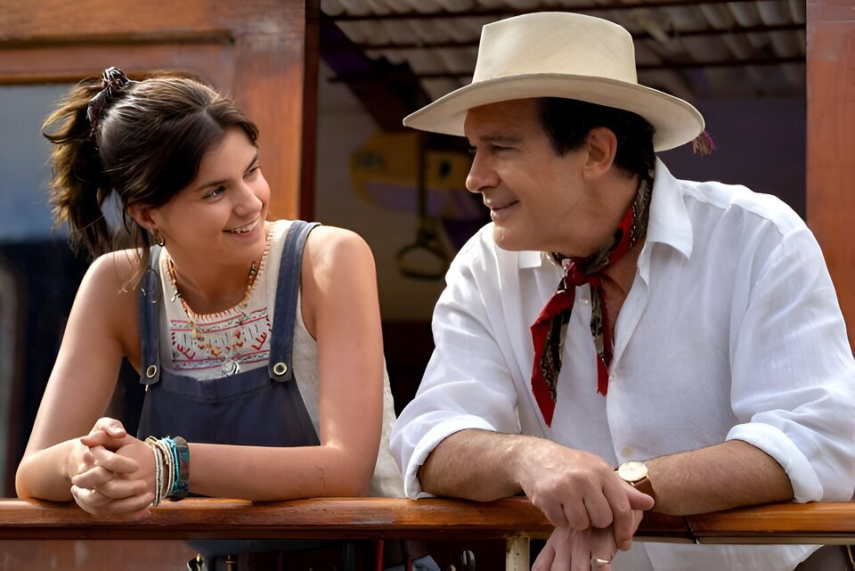 Gina (Carla Tous) y su padre, Hunter (Antonio Banderas) en 'Paddington: Aventura en la selva'