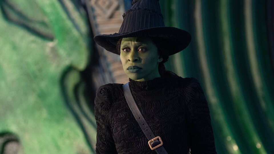 Cynthia Erivo como Elphaba Thropp