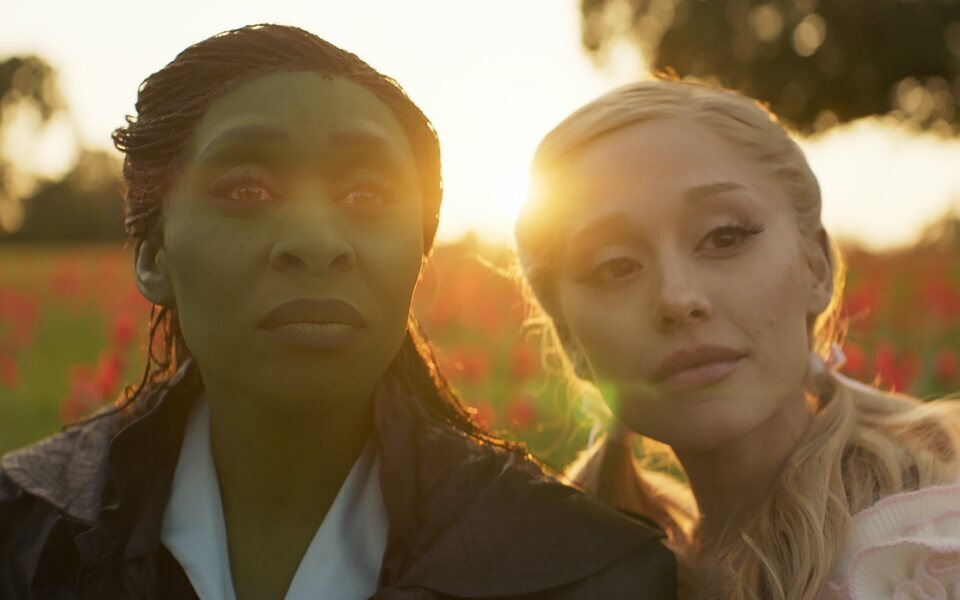 Elphaba (Cynthia Erivo) y Glinda (Ariana Grande) protagonizan este plano a contraluz de 'Wicked'