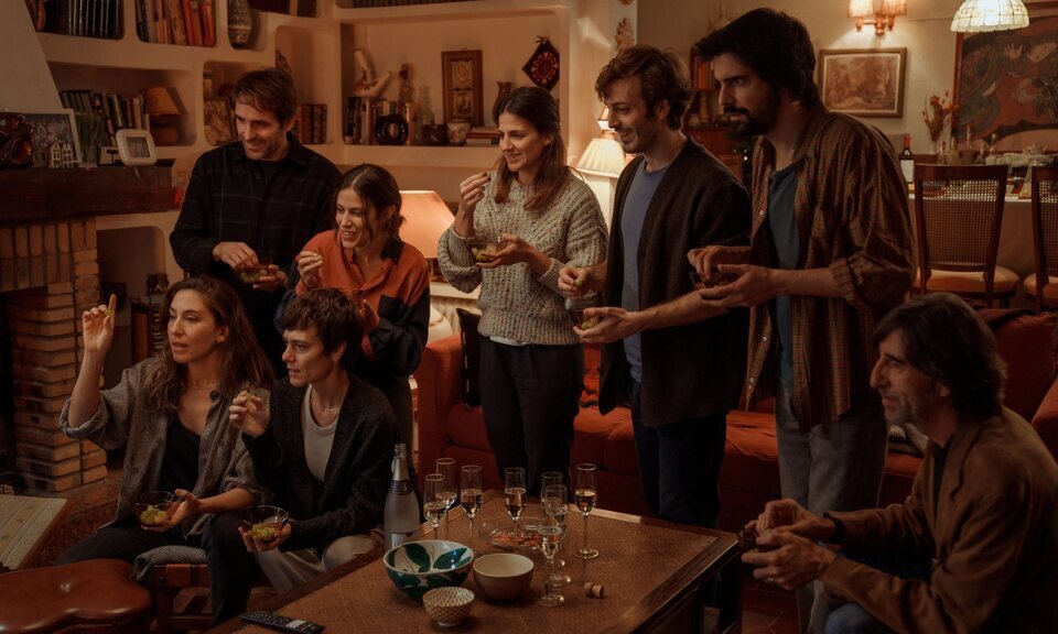 Ana y Óscar junto a sus amigos celebrando la Nochevieja de 2016 en el segundo capítulo