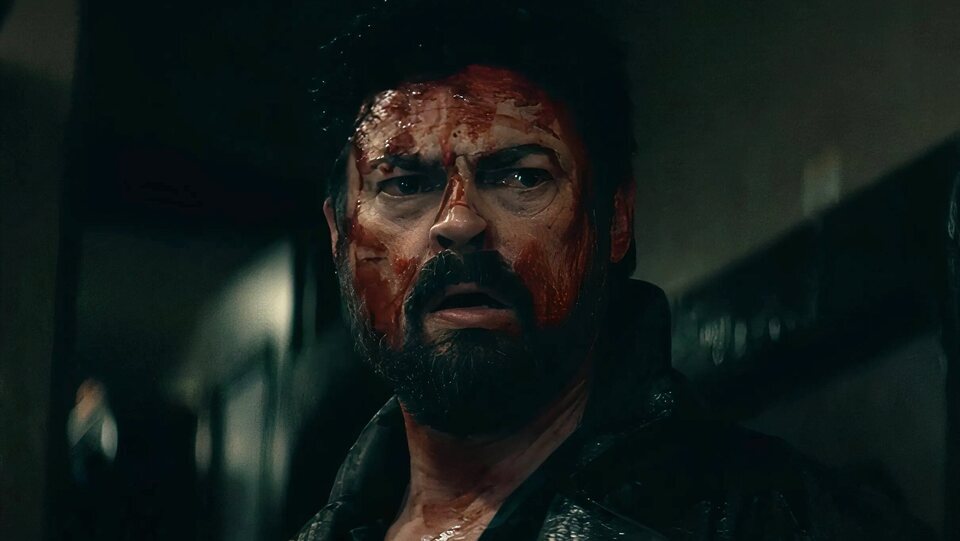 Karl Urban, a menudo bañado en sangre