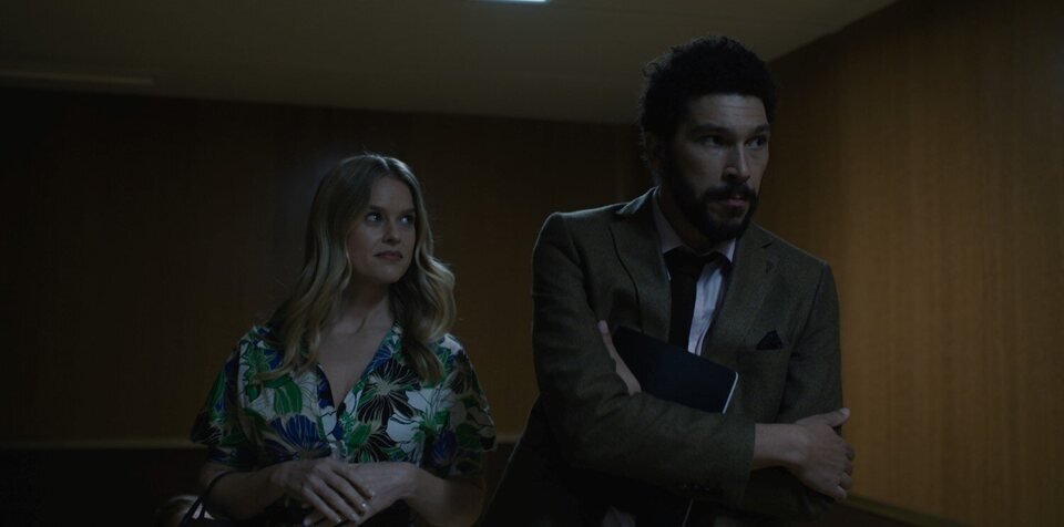 Alice Eve y Joel Fry son los protagonistas del presente en 'La maldición del Queen Mary'