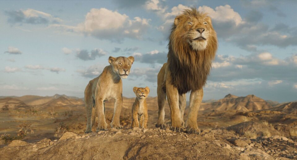 Mufasa cachorro con sus padres, mucho antes de convertirse en rey