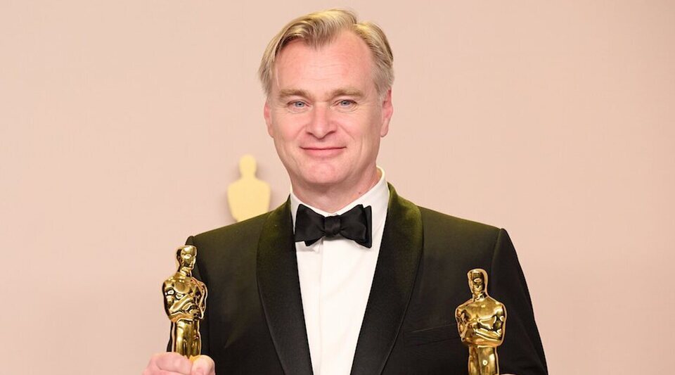 Christopher Nolan con sus Oscar por 'Oppenheimer'