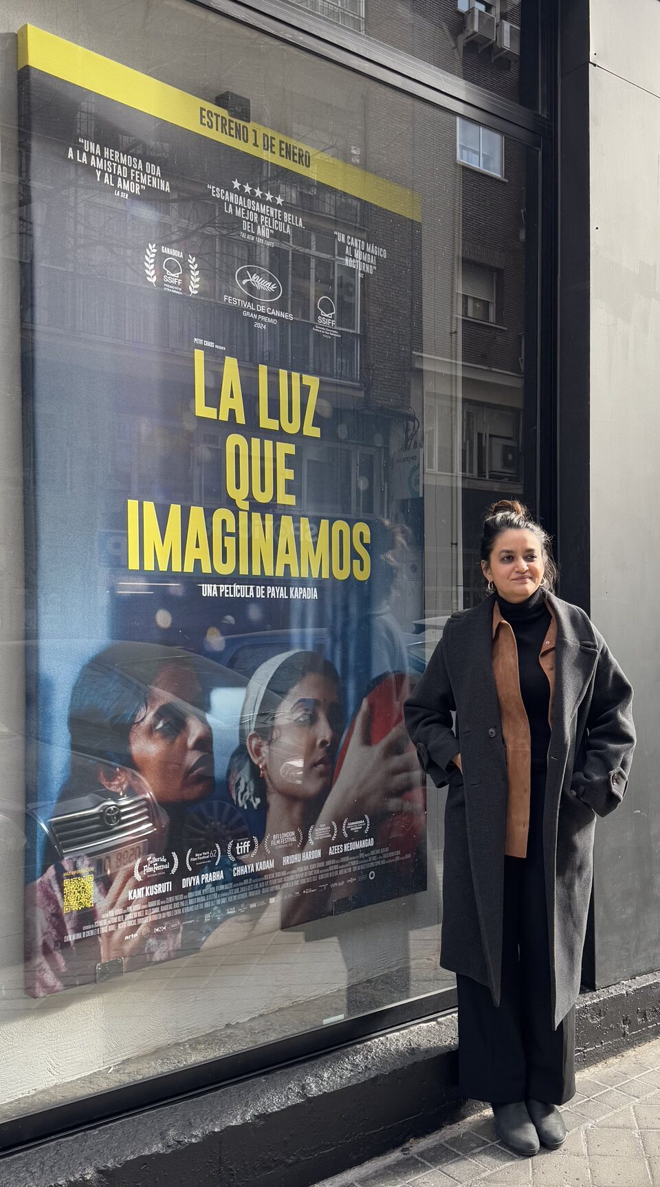 Payal Kapadia junto al cartel en español de 'La luz que imaginamos'