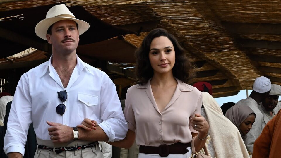 Armie Hammer junto a Gal Gadot en 'Muerte en el Nilo'