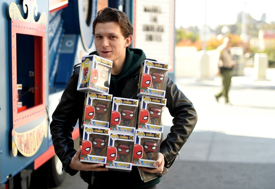 Tom Holland haciendo acopio de Funkos (para regalar)