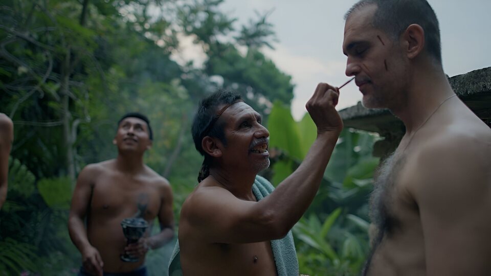 Pedro Alonso se prepara para uno de los primeros ritos del documental