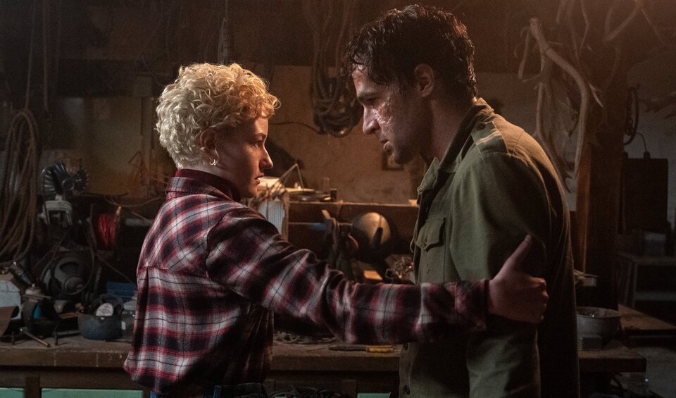 Julia Garner y Christopher Abbott