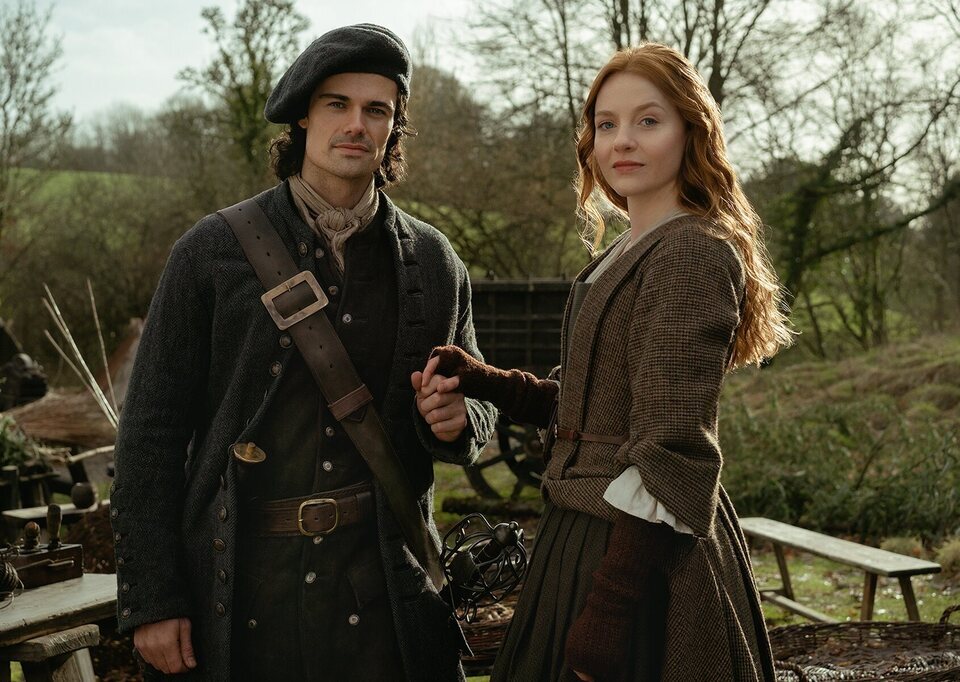 Harriet Slater y Jamie Roy son los padres de Jamie en 'Outlander: Sangre de mi sangre'