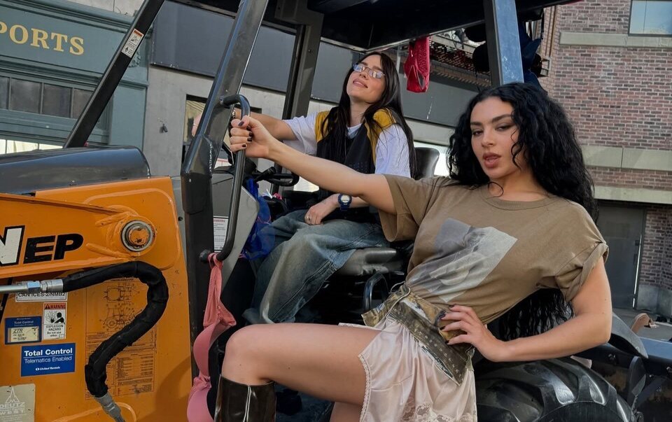 Billie Eilish y Charli XCX detrás de las cámaras del videoclip de 'Guess'