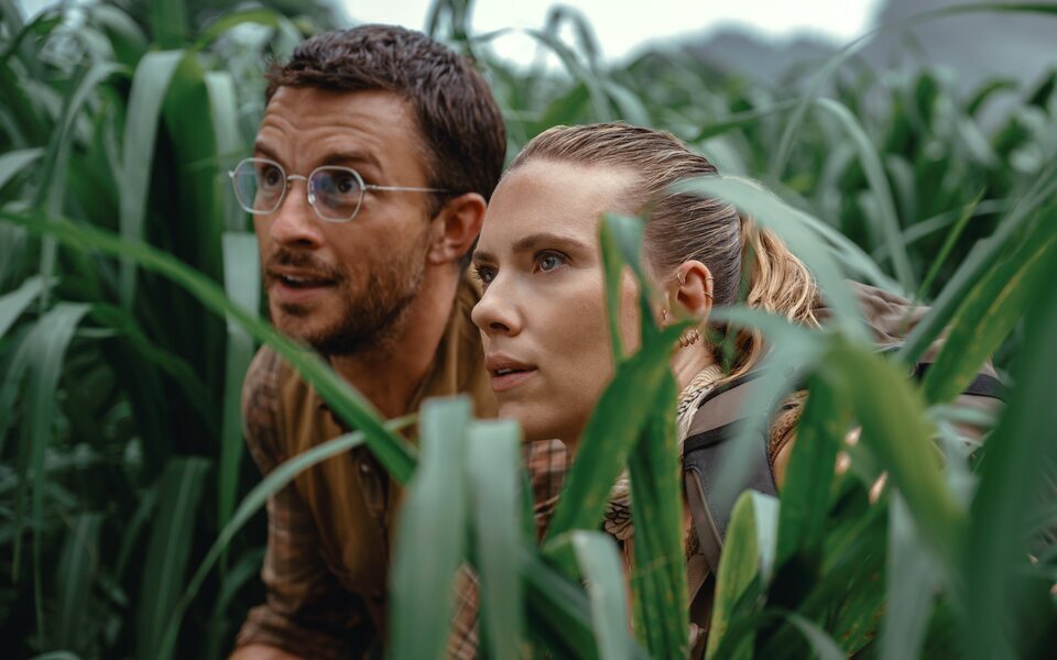 Johansson y Bailey deben evitar ser devorados en 'Jurassic World: El renacer'